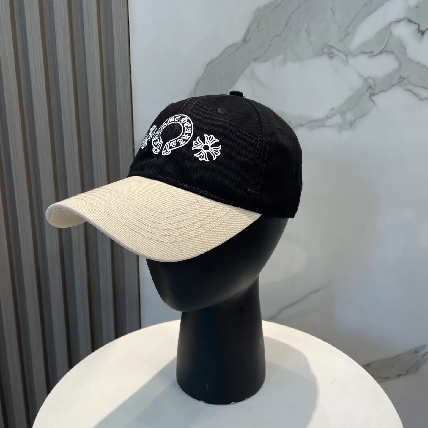 P60 Crow Heart 🆕🆕New color-blocked baseball cap, personalized fashion classic cross logo, casual with a cool feeling, unisex style, same style for men and women! Very easy to match! Head circumference: 56-58cm is available